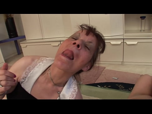 ❤️ Zwei Großmütter und ein Großvater haben einen Dreier ❤❌ Fucking video bei uns