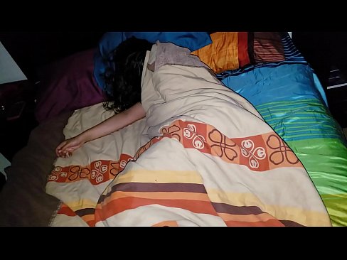 ❤️ Stiefsohn beschimpft seine junge Stiefmutter, während sie schläft. ❤❌ Fucking video bei uns